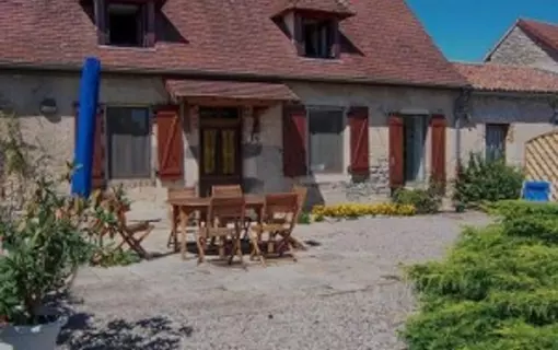 " GITE AVEC PISCINE A LA CAMPAGNE "